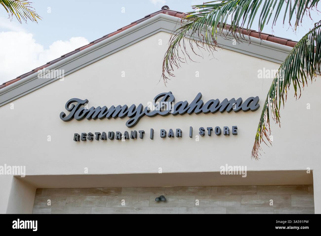 Newport Beach, Californie, États-Unis - 07-30-2019, une enseigne de façade pour le restaurant et le magasin de détail connu sous le nom de Tommy Bahama. Banque D'Images