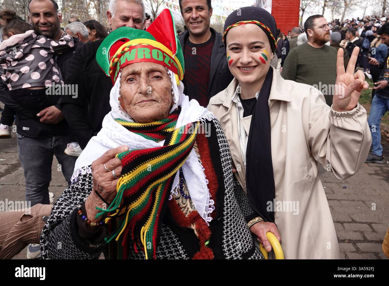 Diyarbakir, Turquie. 21 mars 2025. Une femme âgée assiste à la célébration du Newruz. La célébration finale de la fête du Newruz, qui a été célébrée par le peuple kurde en Turquie dans 89 centres cette année, a été célébrée avec beaucoup d’enthousiasme avec la participation de centaines de milliers de personnes sur la place du Newroz à Diyarbakir, la plus grande ville kurde. (Photo de Mehmet Masum Suer/SOPA images/SIPA USA) crédit : SIPA USA/Alamy Live News Banque D'Images