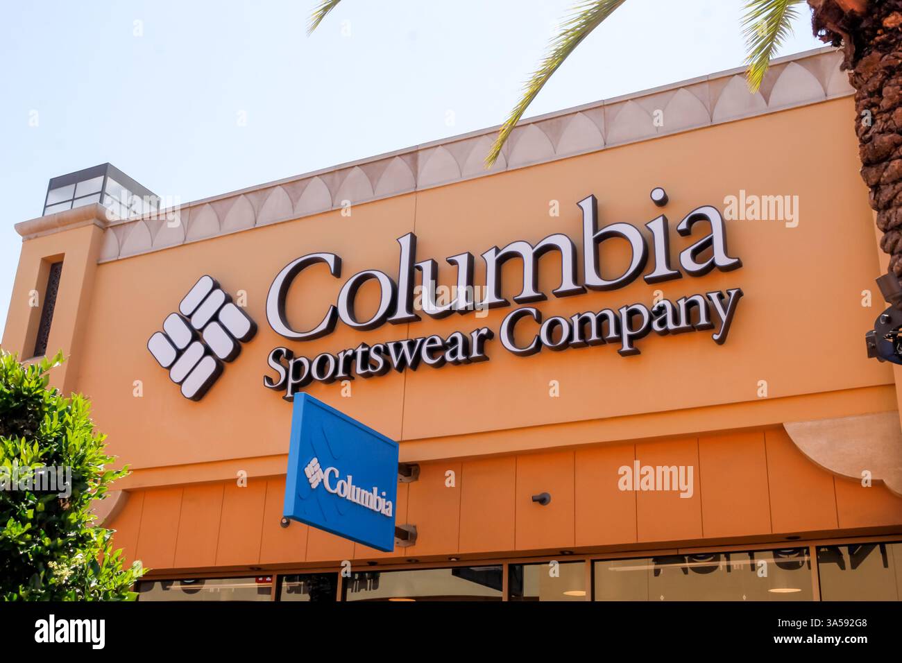 Commerce, Californie, États-Unis - 08-05-2019 : une vue d'une enseigne de façade de magasin pour le détaillant de vêtements d'extérieur connu sous le nom de Columbia Sportswear Company. Banque D'Images