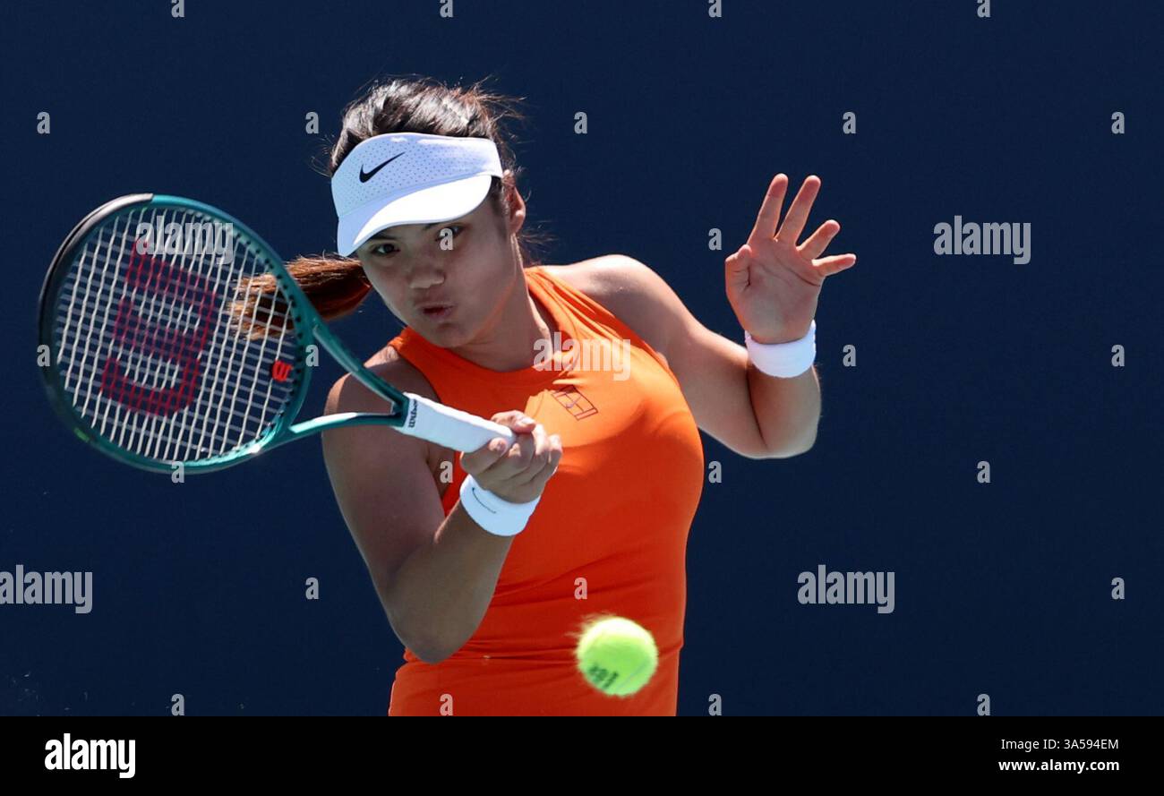 Miami Gardens, Floride, États-Unis. 21 mars 2025. Emma Raducanu, de Grande-Bretagne, bat Emma Navarro, des États-Unis, au deuxième tour du simple féminin à l'Open de Miami au Hard Rock Stadium le 21 mars 2025 à Miami Gardens, en Floride. Personnes : Emma Raducanu crédit : Hoo me/Media Punch/Alamy Live News Banque D'Images