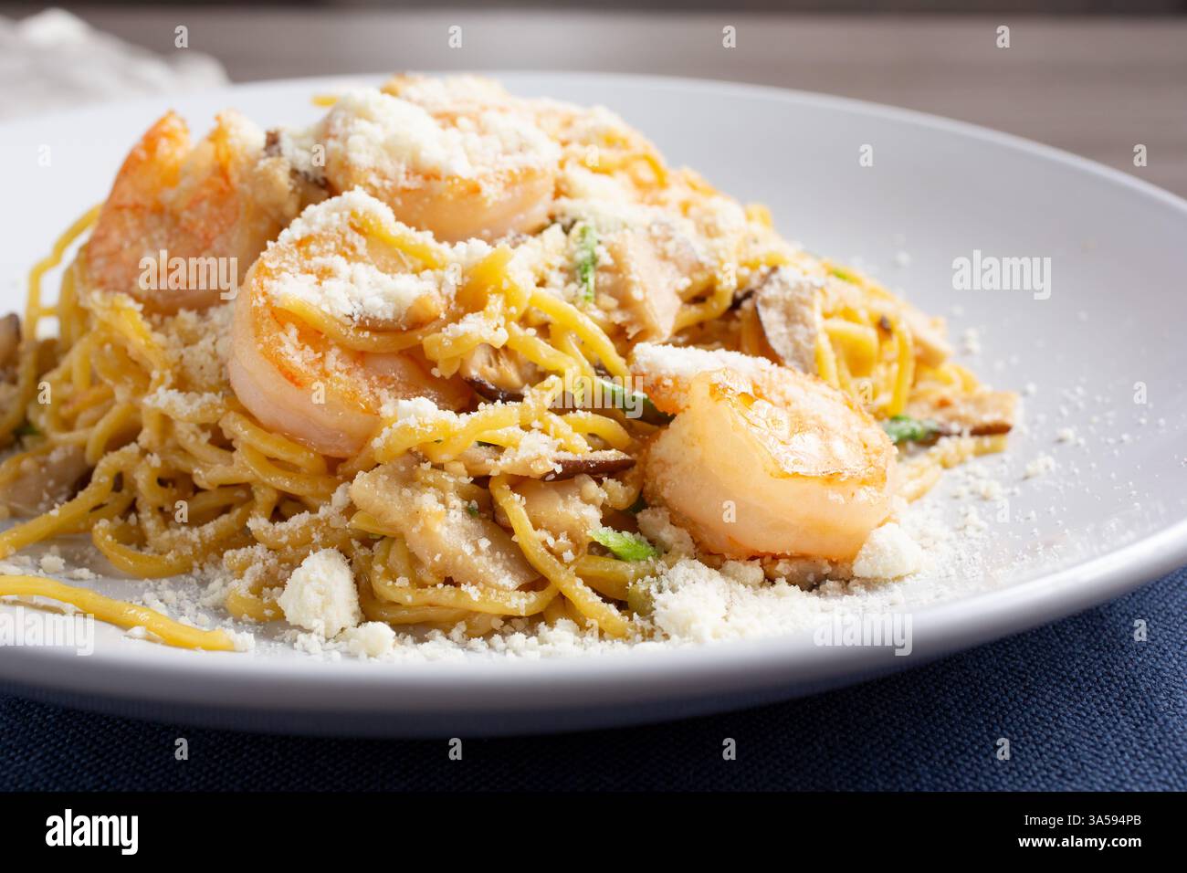 Une vue d'une assiette de nouilles à l'ail épicées. Banque D'Images
