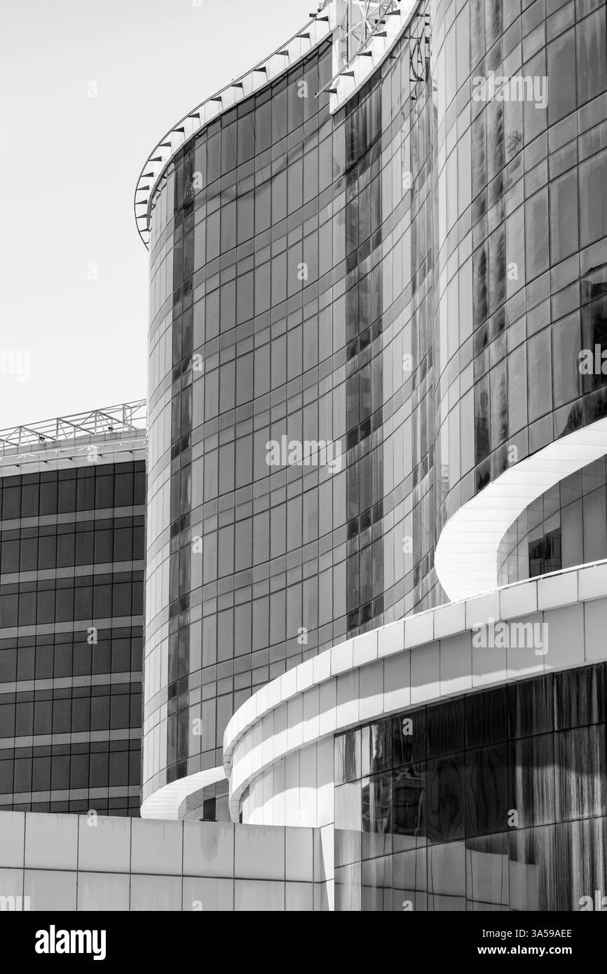 Façade de bâtiment motif de détail avec fenêtres carrées et rectangulaires, détail urbain moderne avec une perspective Banque D'Images