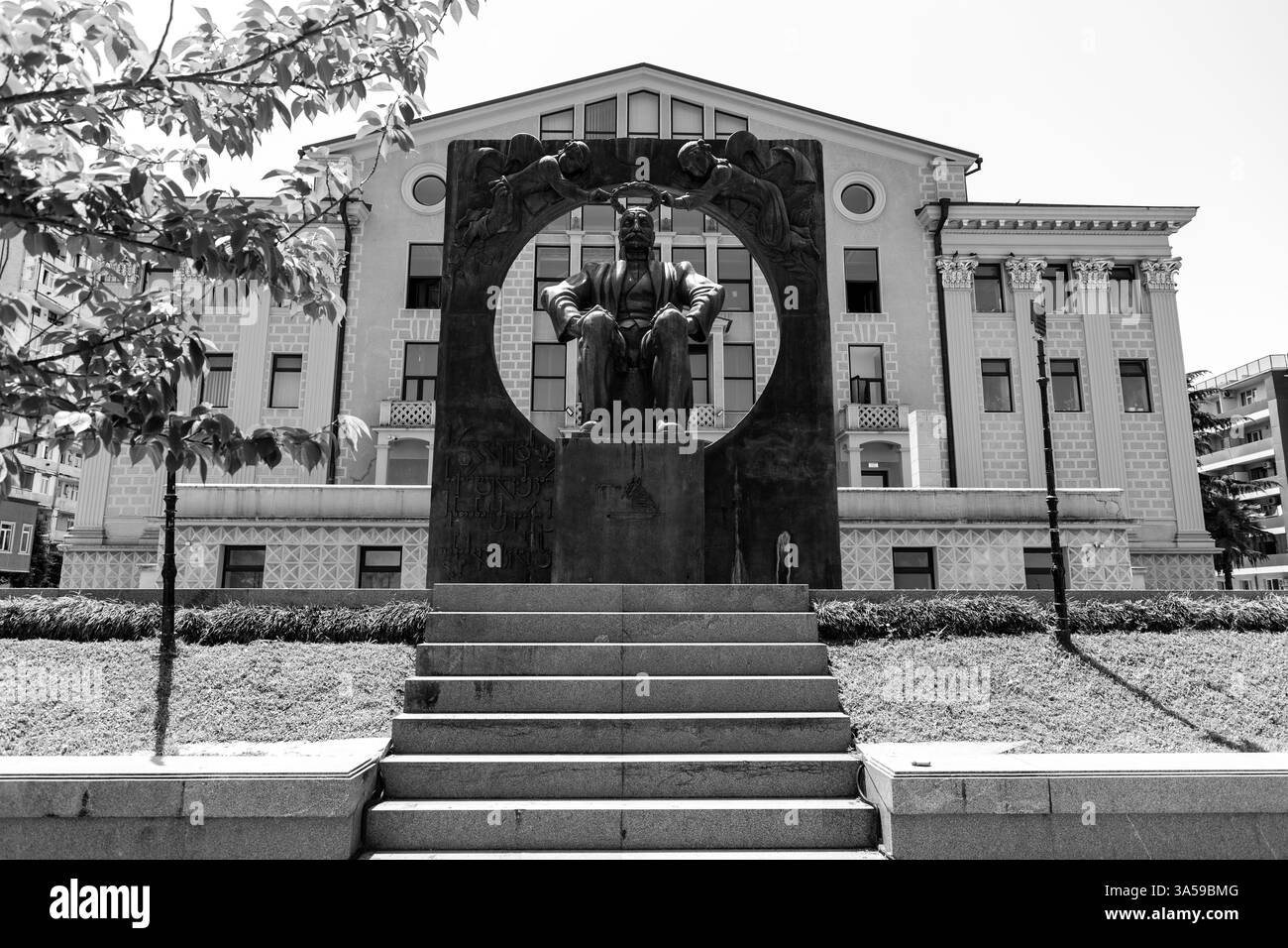 Batoumi, Géorgie - 13 JUIN 2024 : Monument Ilia Chavchavadze sur la place centrale de Batoumi, Géorgie. Chavcavadze était le père de la nation géorgienne Banque D'Images
