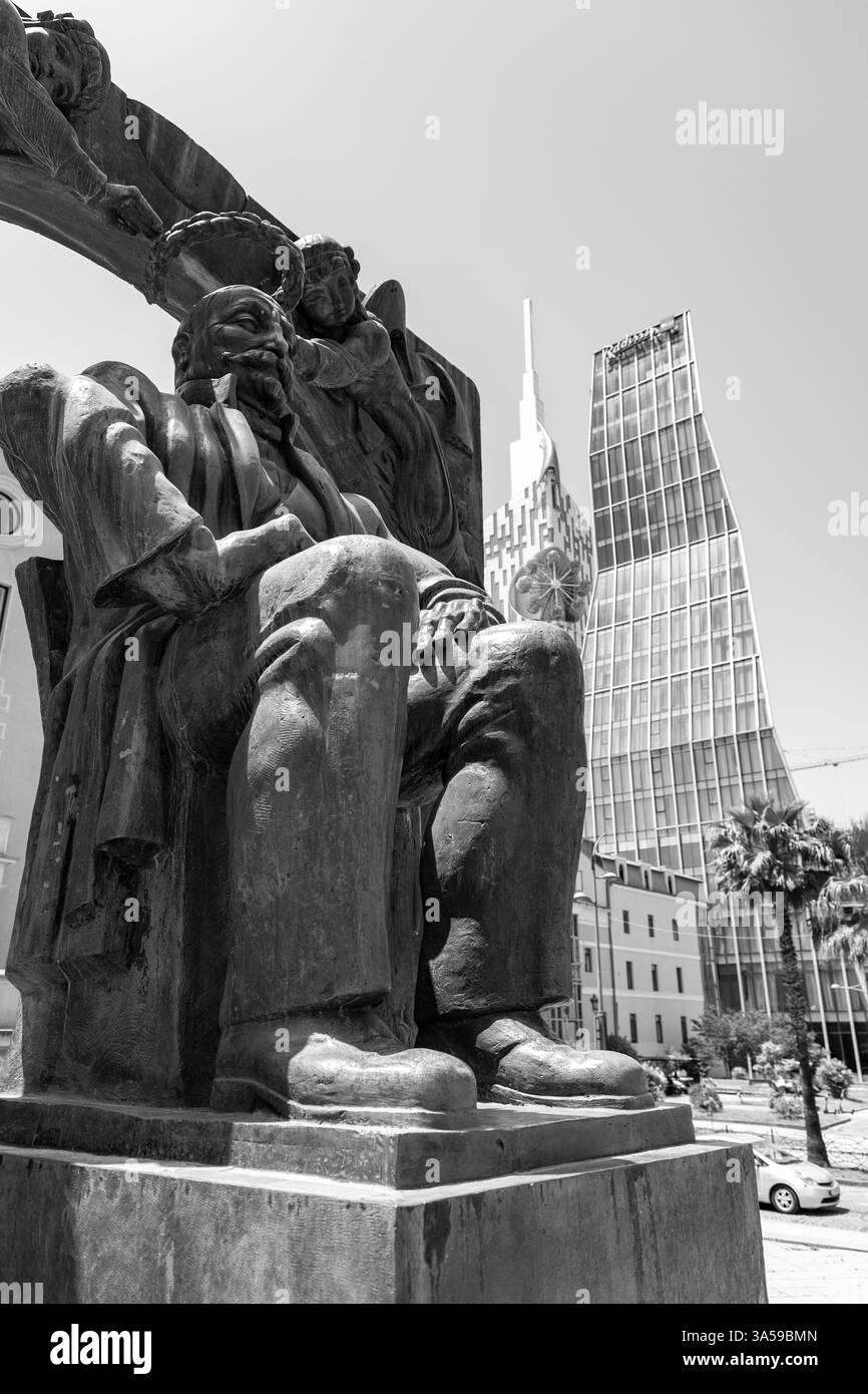 Batoumi, Géorgie - 13 JUIN 2024 : Monument Ilia Chavchavadze sur la place centrale de Batoumi, Géorgie. Chavcavadze était le père de la nation géorgienne Banque D'Images