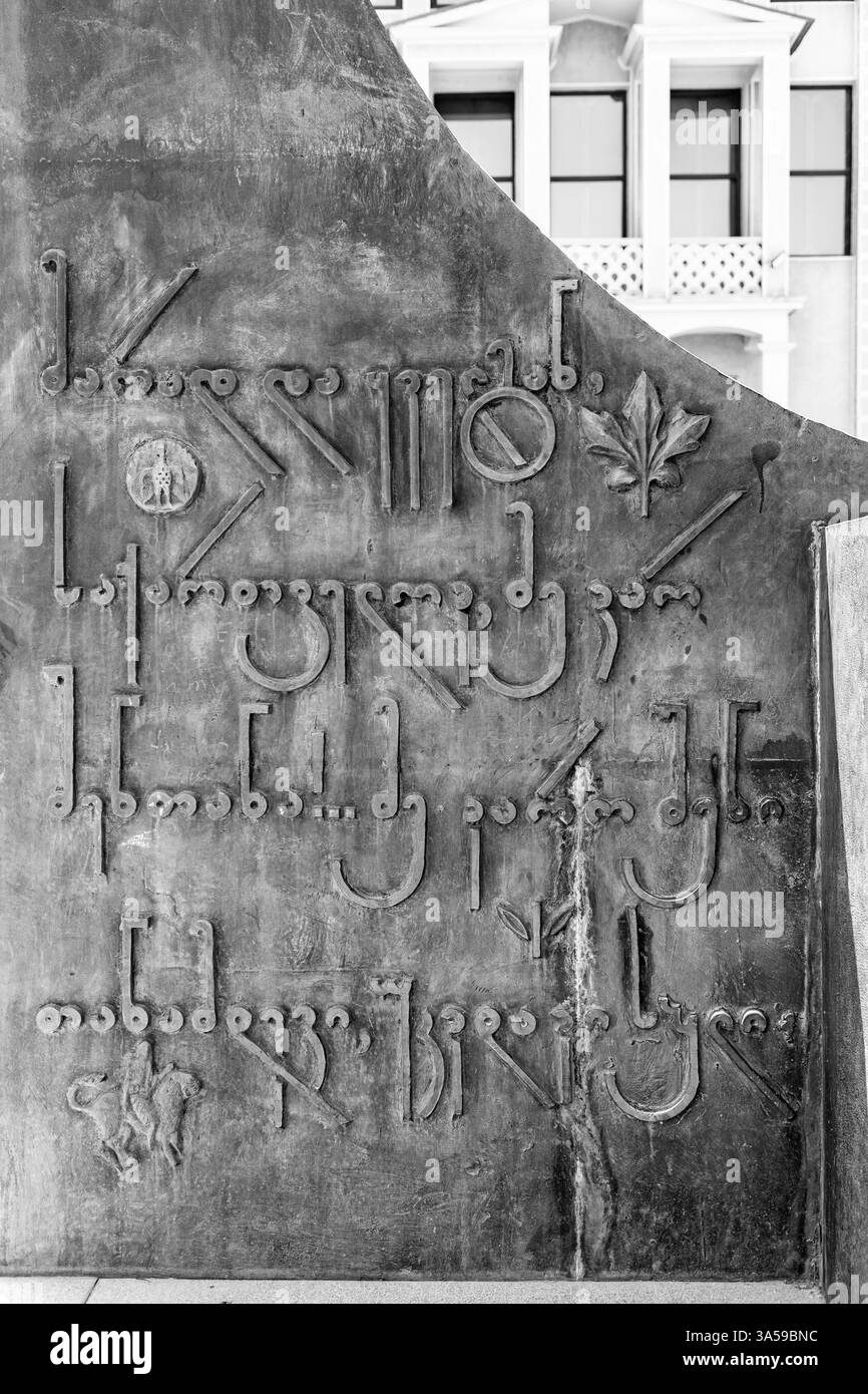 Batoumi, Géorgie - 13 JUIN 2024 : Monument Ilia Chavchavadze sur la place centrale de Batoumi, Géorgie. Chavcavadze était le père de la nation géorgienne Banque D'Images