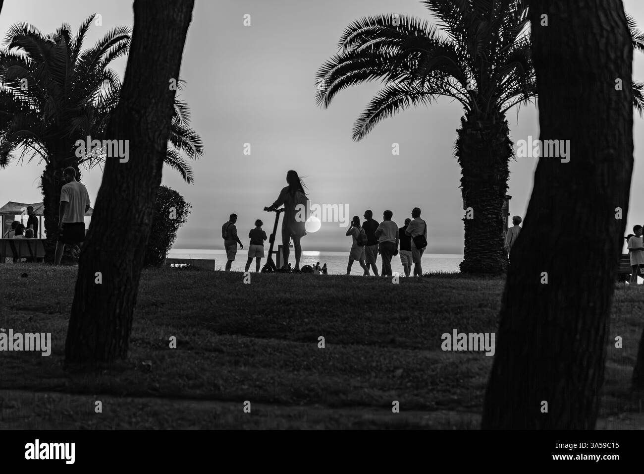 Batoumi, Géorgie - 12 JUIN 2024 : scène de coucher de soleil sereine le long de la plage de Batoumi, la côte de la mer Noire, Gerogia. Batumi attire les visiteurs avec son subtrop Banque D'Images