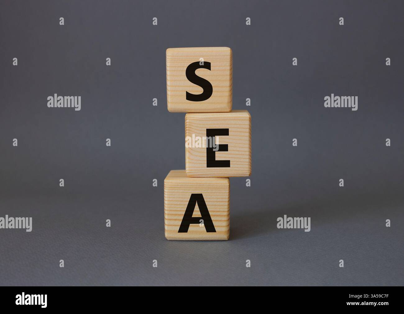 SEA - symbole publicitaire des moteurs de recherche. Cubes en bois avec les mots MER. Beau fond gris. Concept d'affaires et DE MER. Copier l'espace. Banque D'Images