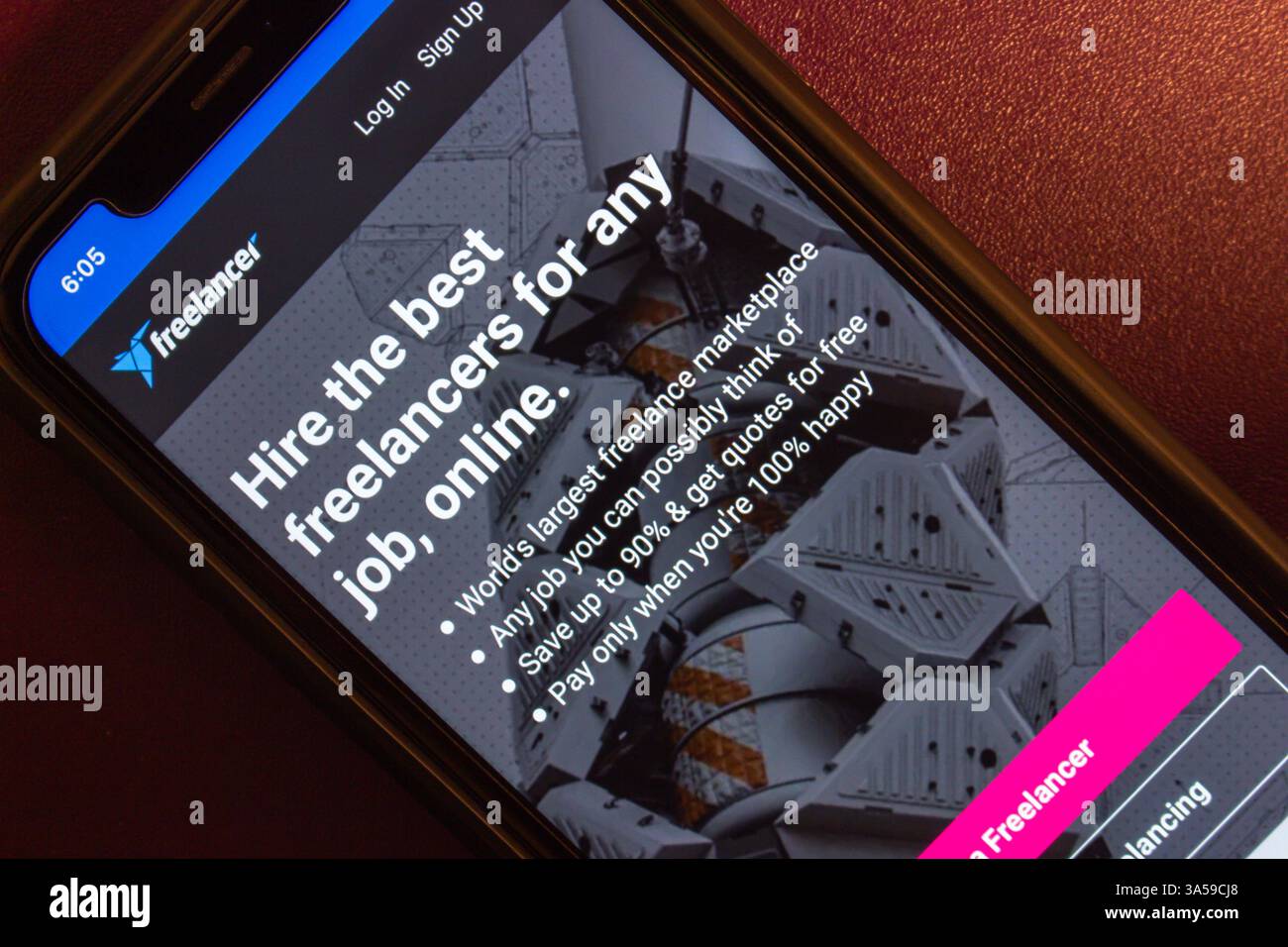 Le site Web de Freelancer.com est affiché sur un iPhone. Freelancer.com est une plateforme de crowdsourcing qui met en relation les freelances et les clients. Banque D'Images