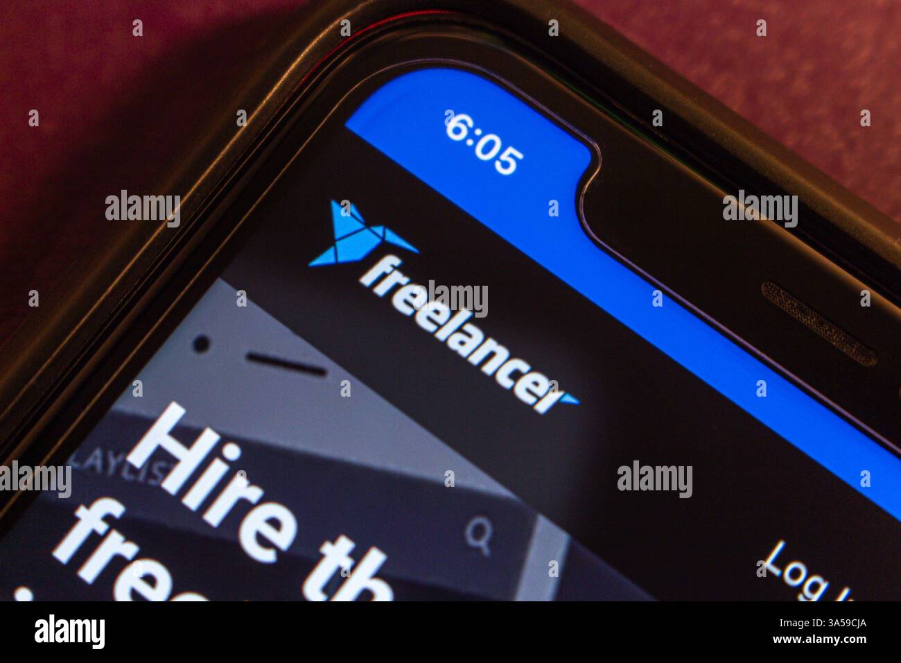 Le site Web de Freelancer.com est affiché sur un iPhone. Freelancer.com est une plateforme de crowdsourcing qui met en relation les freelances et les clients. Banque D'Images