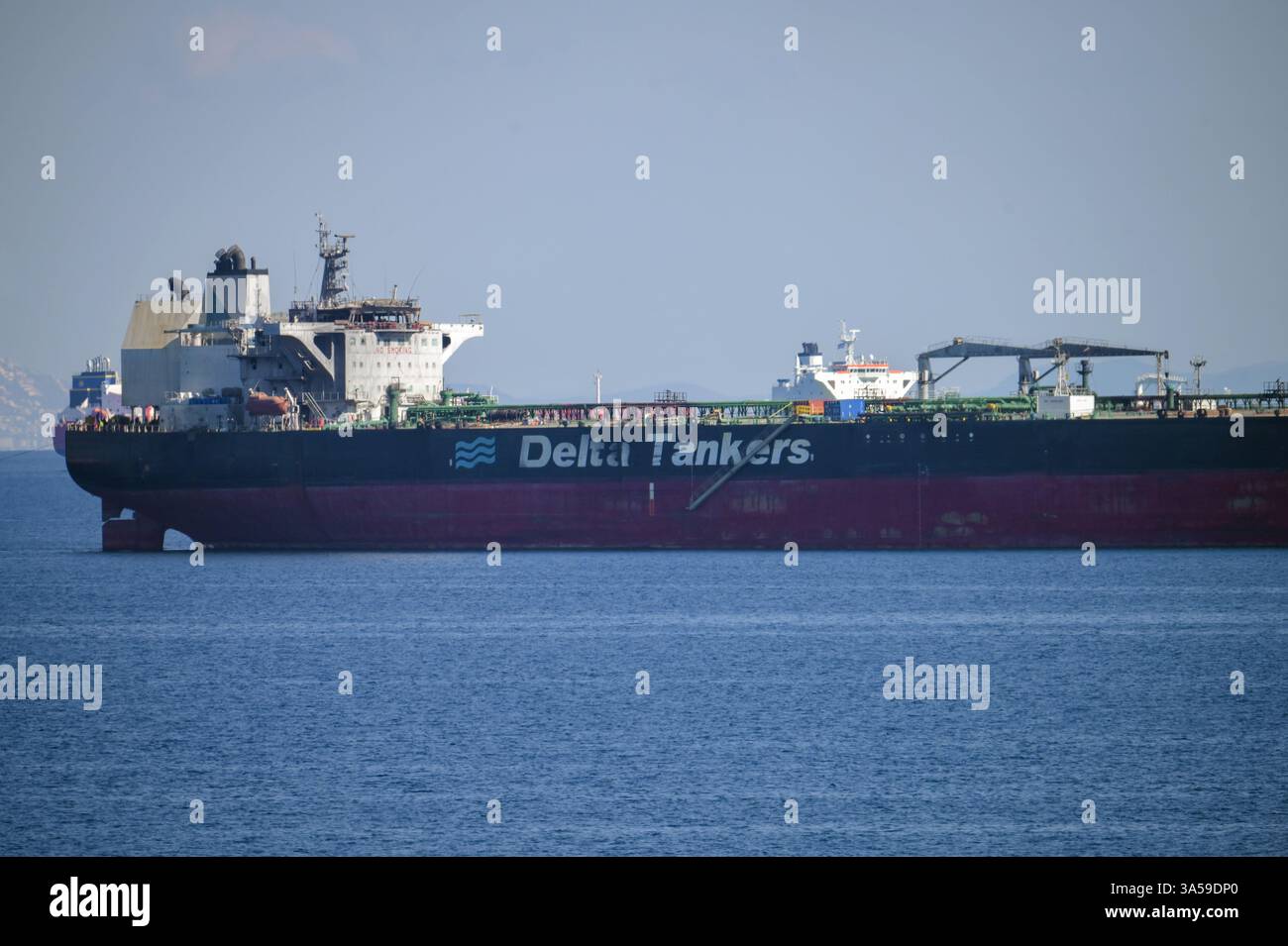 Pirée, Grèce. 21 mars 2025. Le pétrolier grec Sounion, gravement endommagé, est vu au mouillage du Pirée. Le pétrolier Sounion, endommagé par les Houthis lors de multiples attaques au large du Yémen en août 2024, est arrivé en Grèce. Crédit : Dimitris Aspiotis/Alamy Live News Banque D'Images