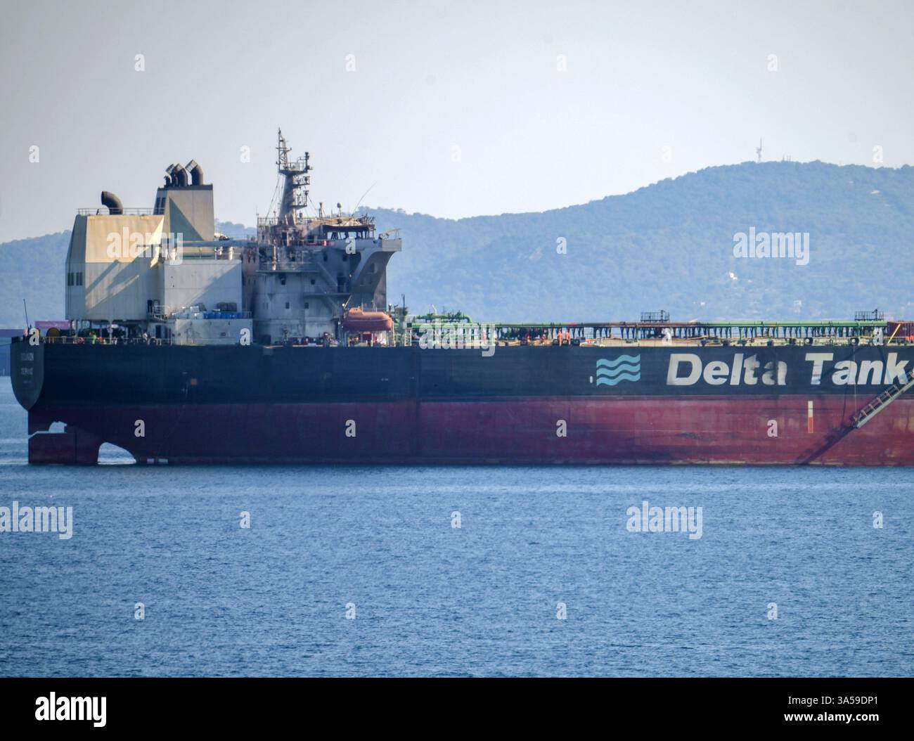 Pirée, Grèce. 21 mars 2025. Le pétrolier grec Sounion, gravement endommagé, est vu au mouillage du Pirée. Le pétrolier Sounion, endommagé par les Houthis lors de multiples attaques au large du Yémen en août 2024, est arrivé en Grèce. Crédit : Dimitris Aspiotis/Alamy Live News Banque D'Images