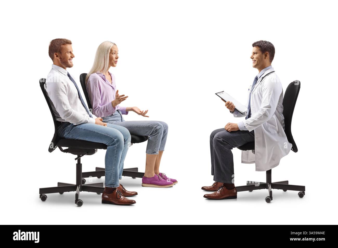 Homme et femme parlant à un médecin, concept de traitement médical thérapeutique isolé sur fond blanc Banque D'Images