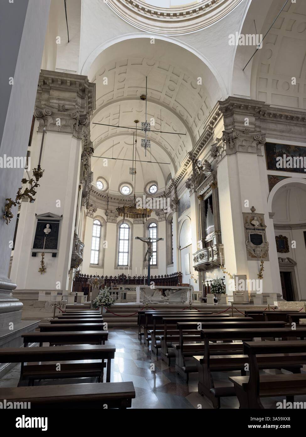 PADOUE, ITALIE - 30 OCTOBRE 2024 : intérieur de la Basilique Cathédrale Sainte-Marie de l'Assomption (Duomo di Padova) église avec presbytère, verticale im Banque D'Images