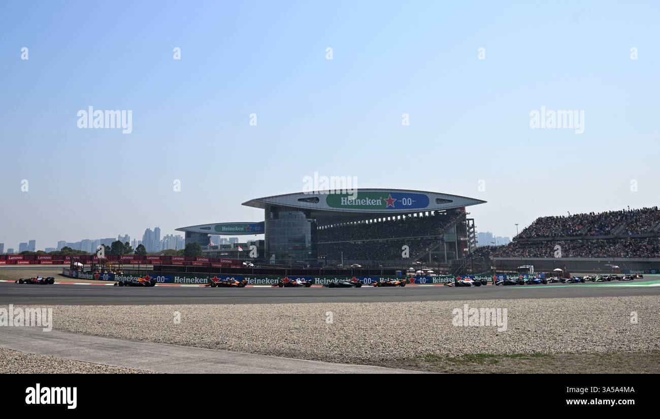 Shanghai. 22 mars 2025. Les pilotes débutent lors de la course de sprint du Grand Prix de Chine de formule 1 sur le circuit international de Shanghai, dans l'est de la Chine, le 22 mars 2025. Crédit : HE Changshan/Xinhua/Alamy Live News Banque D'Images