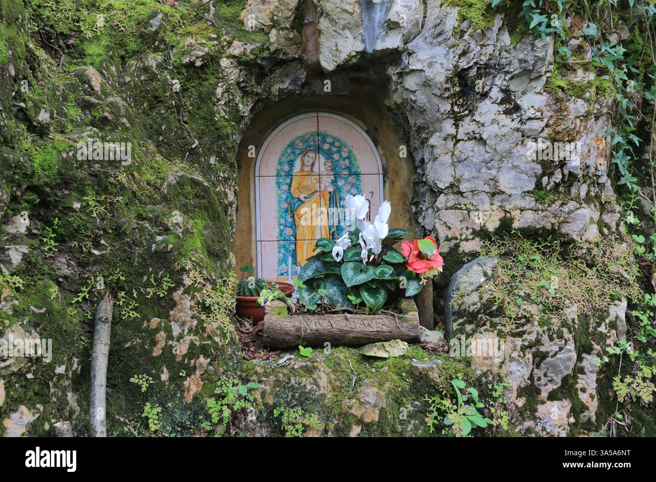 Vu le long de la route du Club alpin italien parmi les montagnes une image sacrée de la Vierge . Banque D'Images
