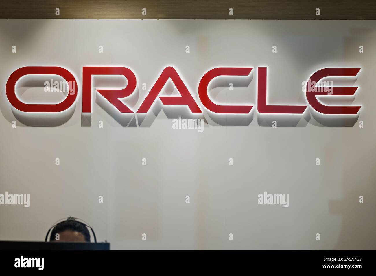 Hong Kong, Chine. 11 mars 2025. Dans cette illustration photo, un logo d'Oracle est vu à la réception de son bureau. Oracle Corporation est une multinationale américaine de pointe connue pour ses logiciels d'entreprise, ses systèmes de gestion de bases de données et ses solutions de cloud computing. Fondée en 1977, Oracle fournit aux entreprises des analyses de données avancées, la cybersécurité et des applications basées sur l'IA, ce qui en fait un acteur clé dans l'infrastructure INFORMATIQUE mondiale crédit : SOPA images Limited/Alamy Live News Banque D'Images