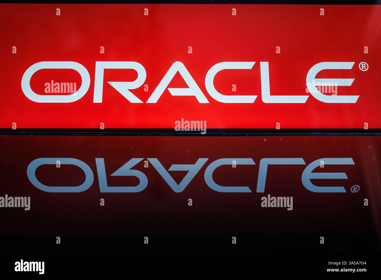Hong Kong, Chine. 22 mars 2025. Dans cette illustration photo, un logo d'Oracle est vu affiché sur l'ordinateur. Oracle Corporation est une multinationale américaine de pointe connue pour ses logiciels d'entreprise, ses systèmes de gestion de bases de données et ses solutions de cloud computing. Fondée en 1977, Oracle fournit aux entreprises des analyses de données avancées, la cybersécurité et des applications basées sur l'IA, ce qui en fait un acteur clé dans l'infrastructure INFORMATIQUE mondiale crédit : SOPA images Limited/Alamy Live News Banque D'Images