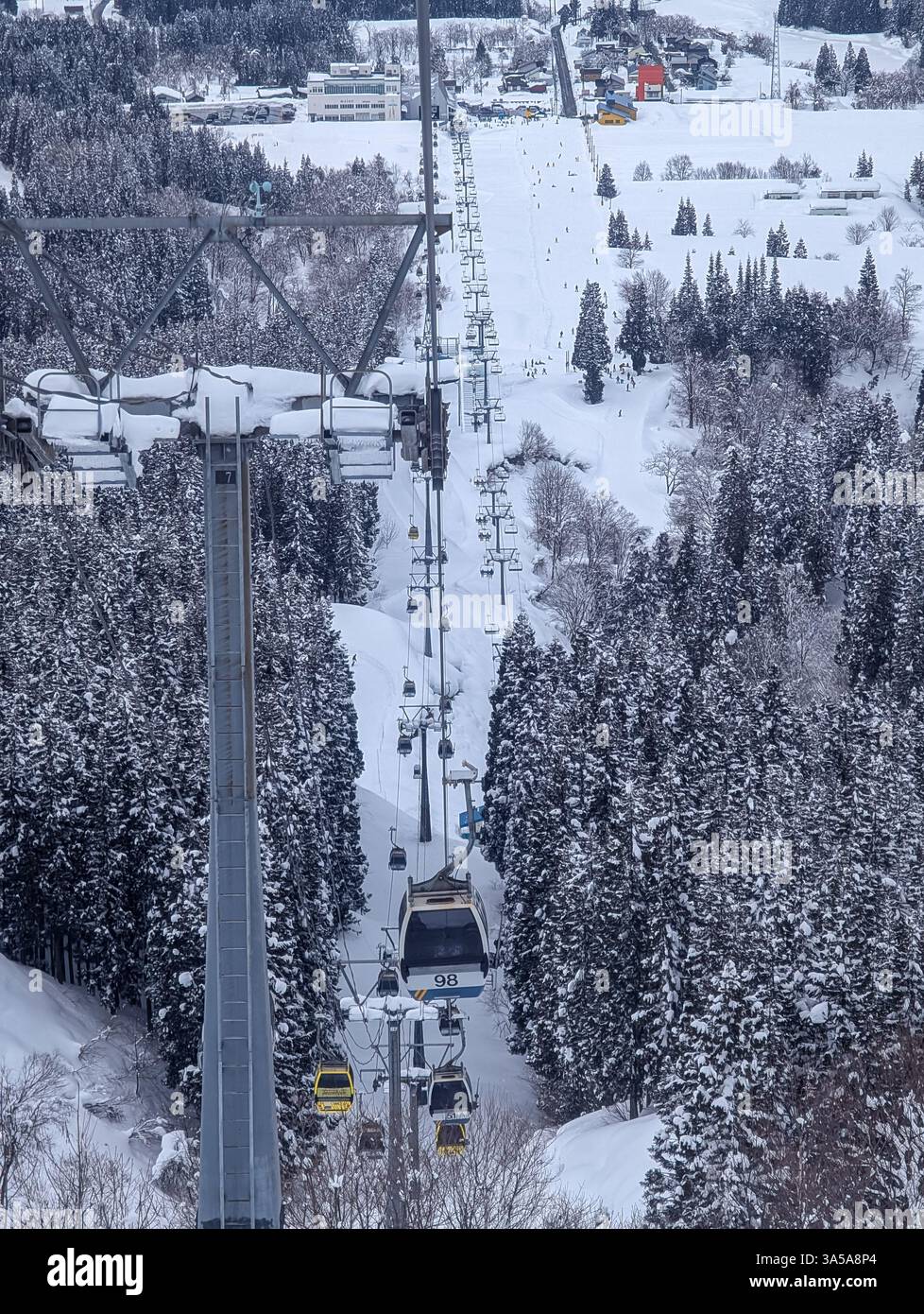 Gondole allant au sommet de la station de ski Maiko par une journée froide Banque D'Images
