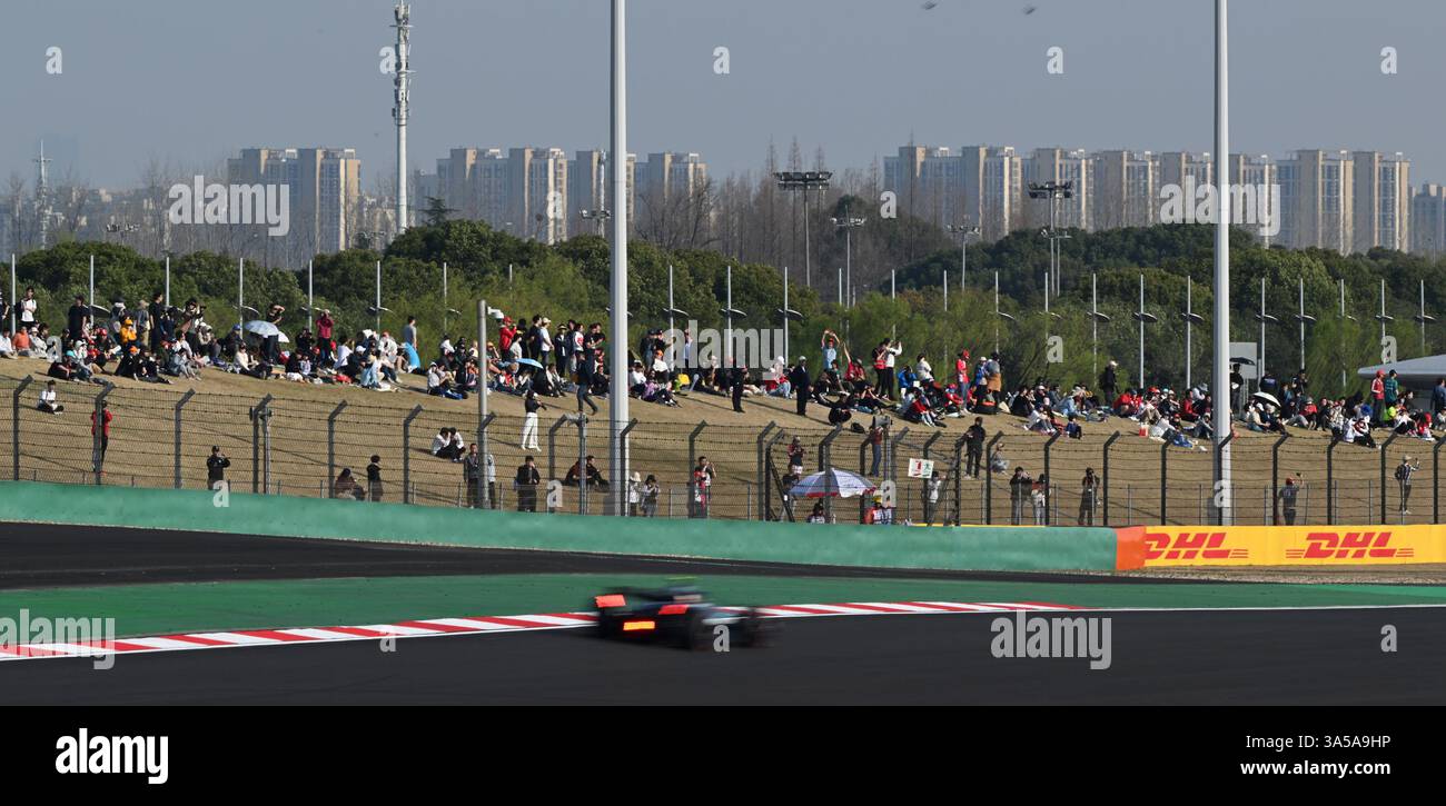 Shanghai. 22 mars 2025. Les fans regardent les qualifications du Grand Prix de Chine de formule 1 sur le circuit international de Shanghai à Shanghai, dans l'est de la Chine, le 22 mars 2025. Crédit : Xia Yifang/Xinhua/Alamy Live News Banque D'Images