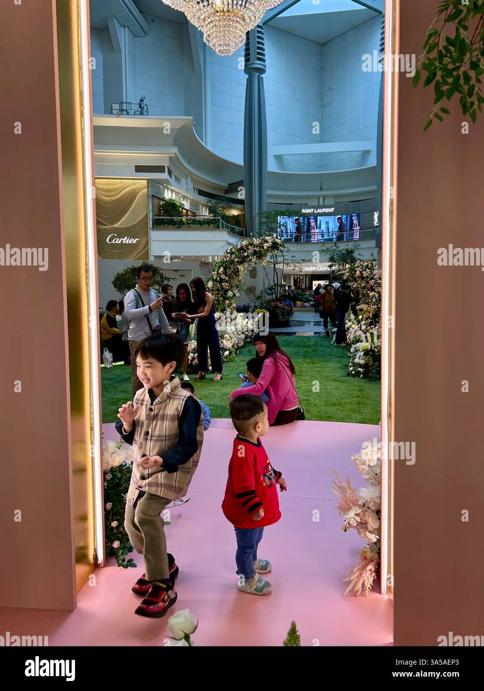 Taipei, Taiwan, foule, familles taïwanaises, enfants jouant, visite, vue intérieure, centre commercial moderne, jardins Taipei 101, tour de taipei - Image de stock capturée avec un smartphone