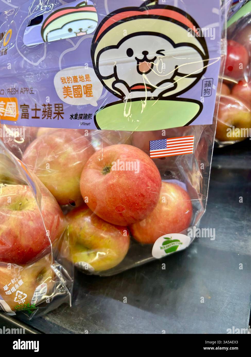 Taipei, Taiwan, gros plan, pommes, fruits dans un sac en plastique avec drapeau américain, importations - Image de stock capturée avec un smartphone