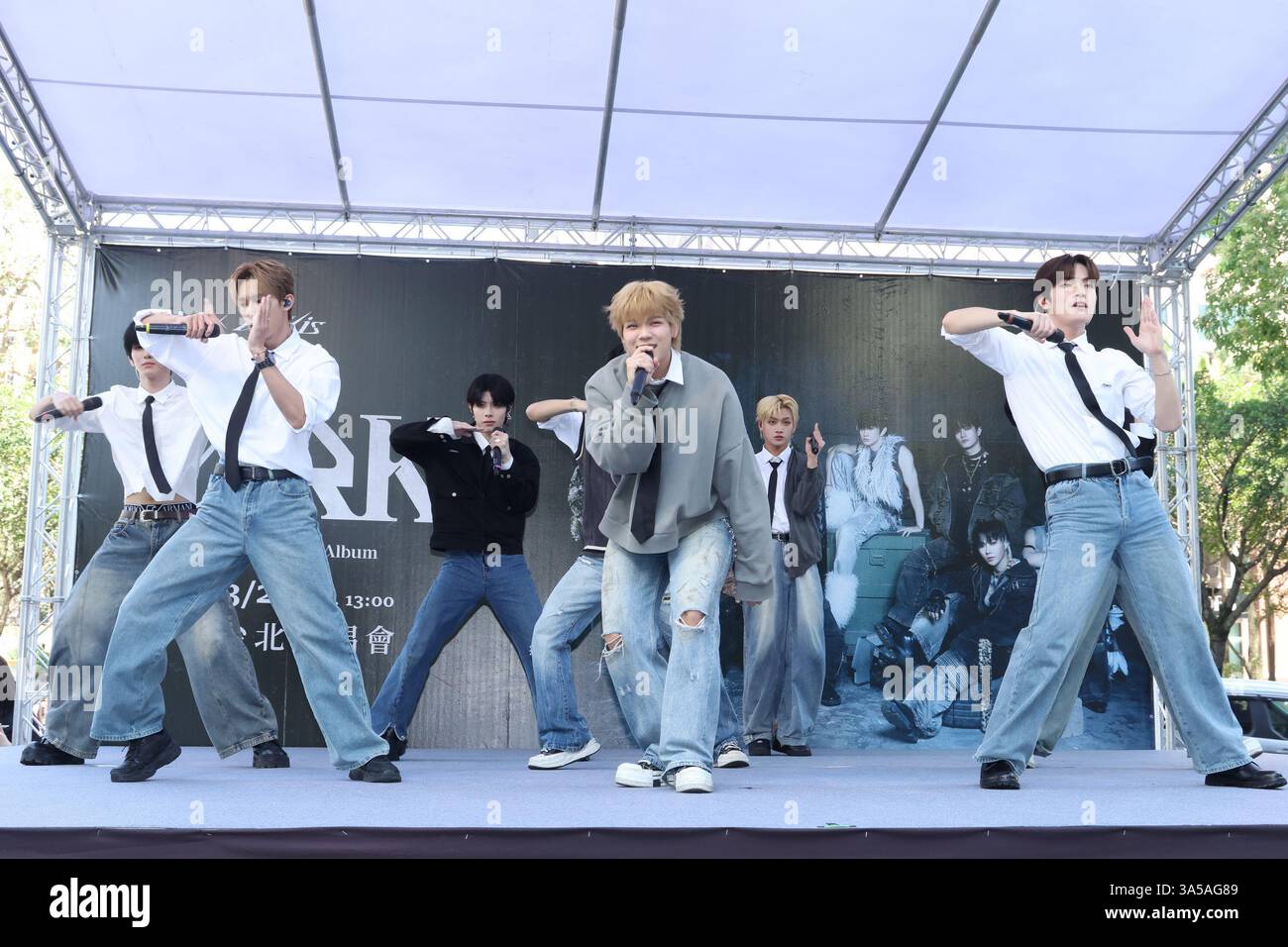 Le boys band ARKis signe leur premier album ARK à Taipei, en Chine, le 22 mars 2025. Banque D'Images
