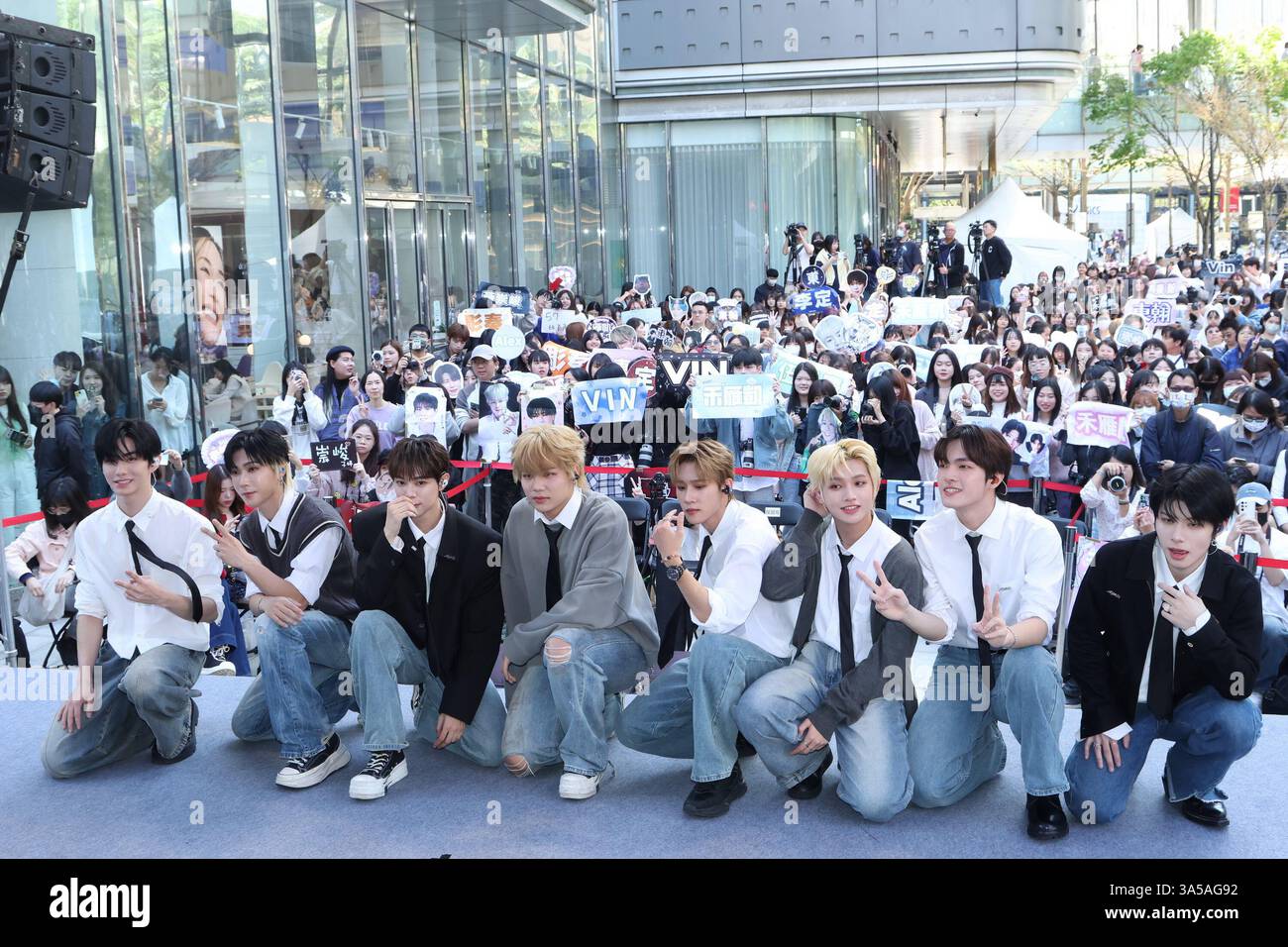 Le boys band ARKis signe leur premier album ARK à Taipei, en Chine, le 22 mars 2025. Banque D'Images