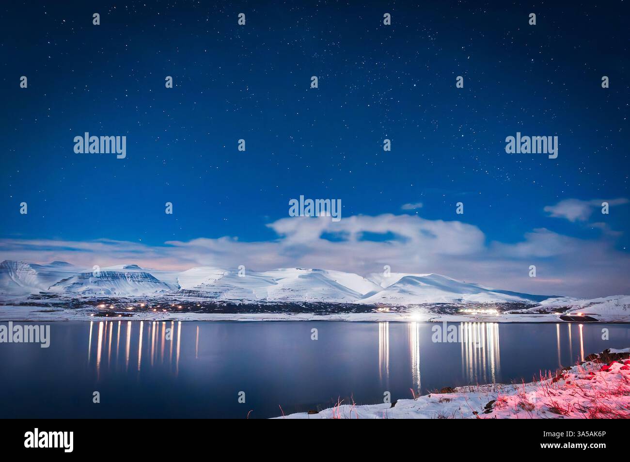 Sous un ciel étoilé sur un fjord islandais la nuit Banque D'Images