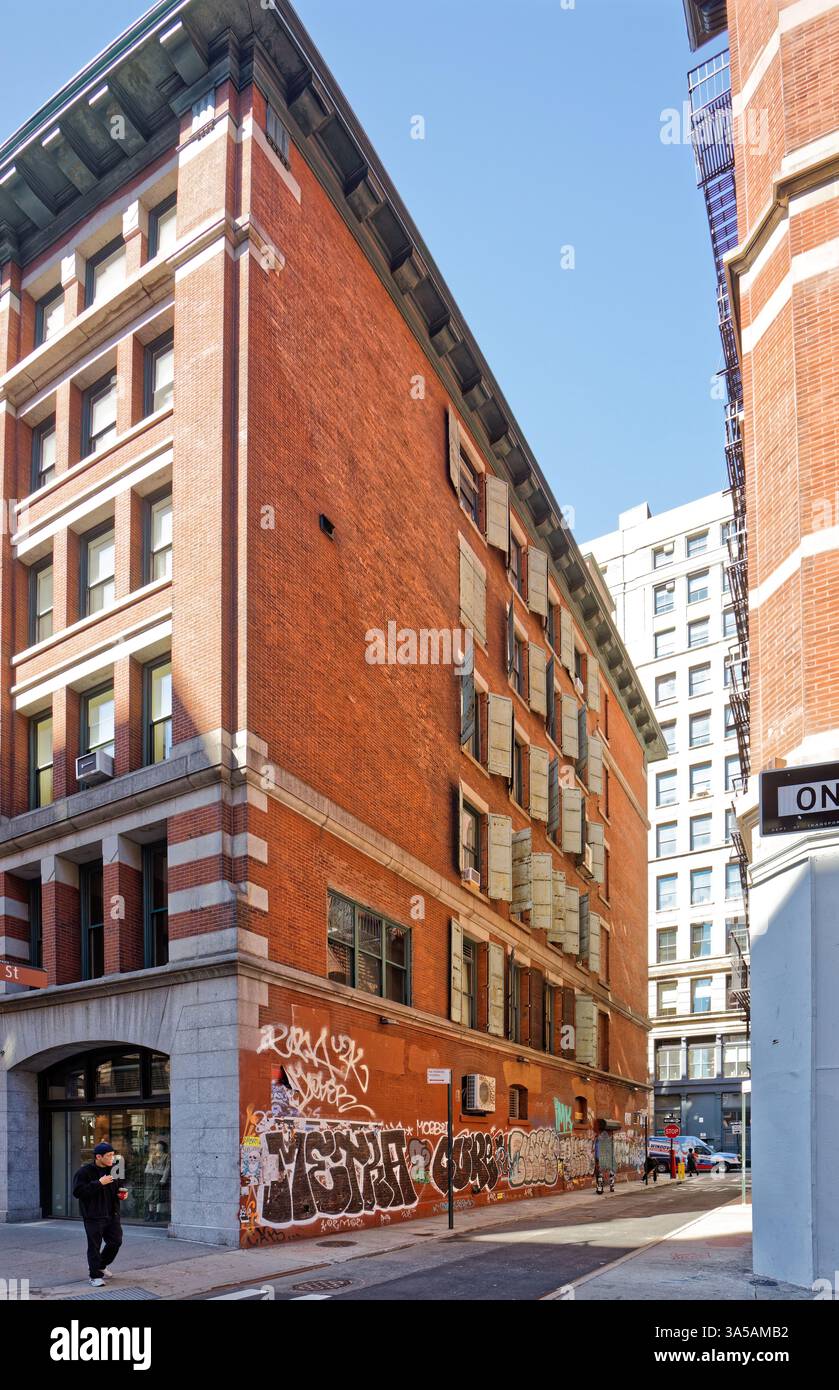 Le 284 Lafayette Street est un bâtiment d'usine en briques et en pierre converti en appartements coopératifs dans l'extension du quartier historique SoHo-Cast Iron. Banque D'Images
