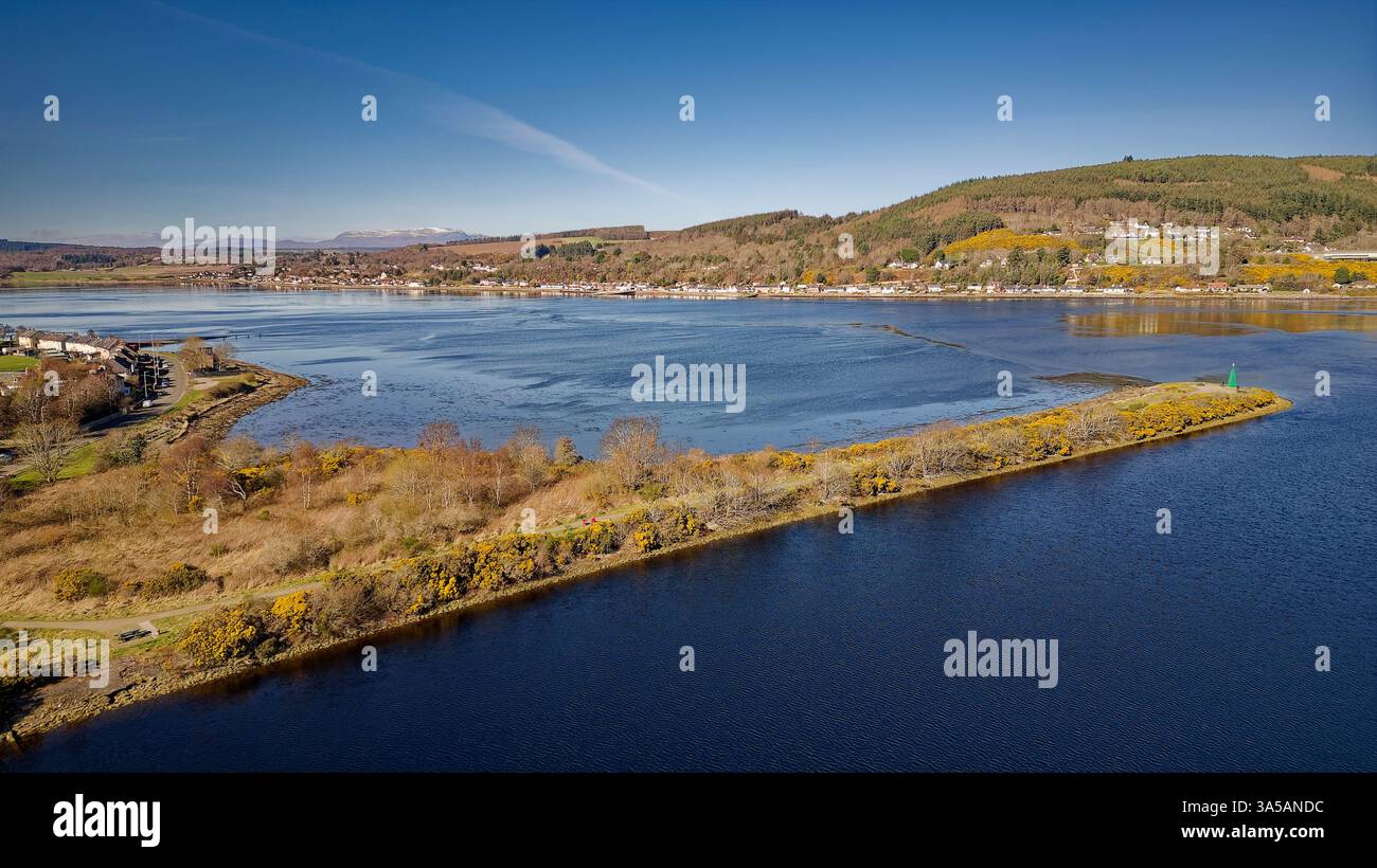Inverness Écosse Carnac point avec phare vert North Kessock et Charlestown à travers le Beauly Firth Banque D'Images