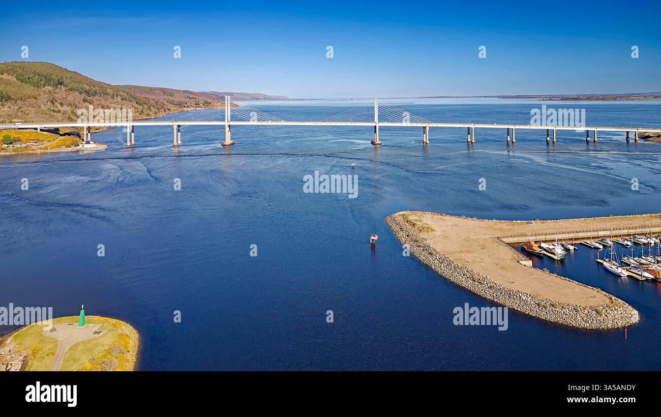 Inverness Écosse le pont routier Kessock A9 sur le Moray Firth avec Carnac point et le port de plaisance Banque D'Images