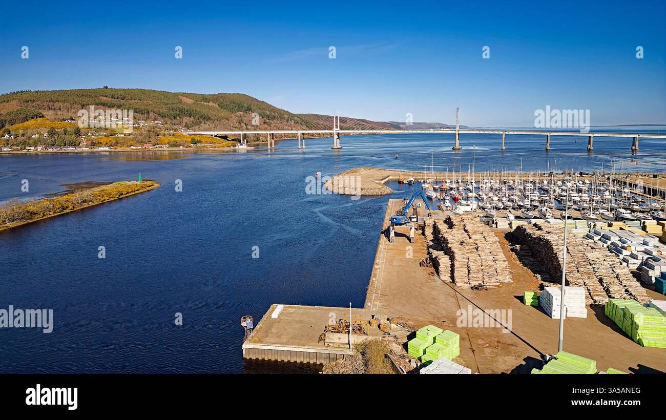 Inverness Écosse le pont routier Kessock A9 sur le Moray Firth avec la rivière Carnac point Ness et la cour à bois et la marina de yacht Banque D'Images
