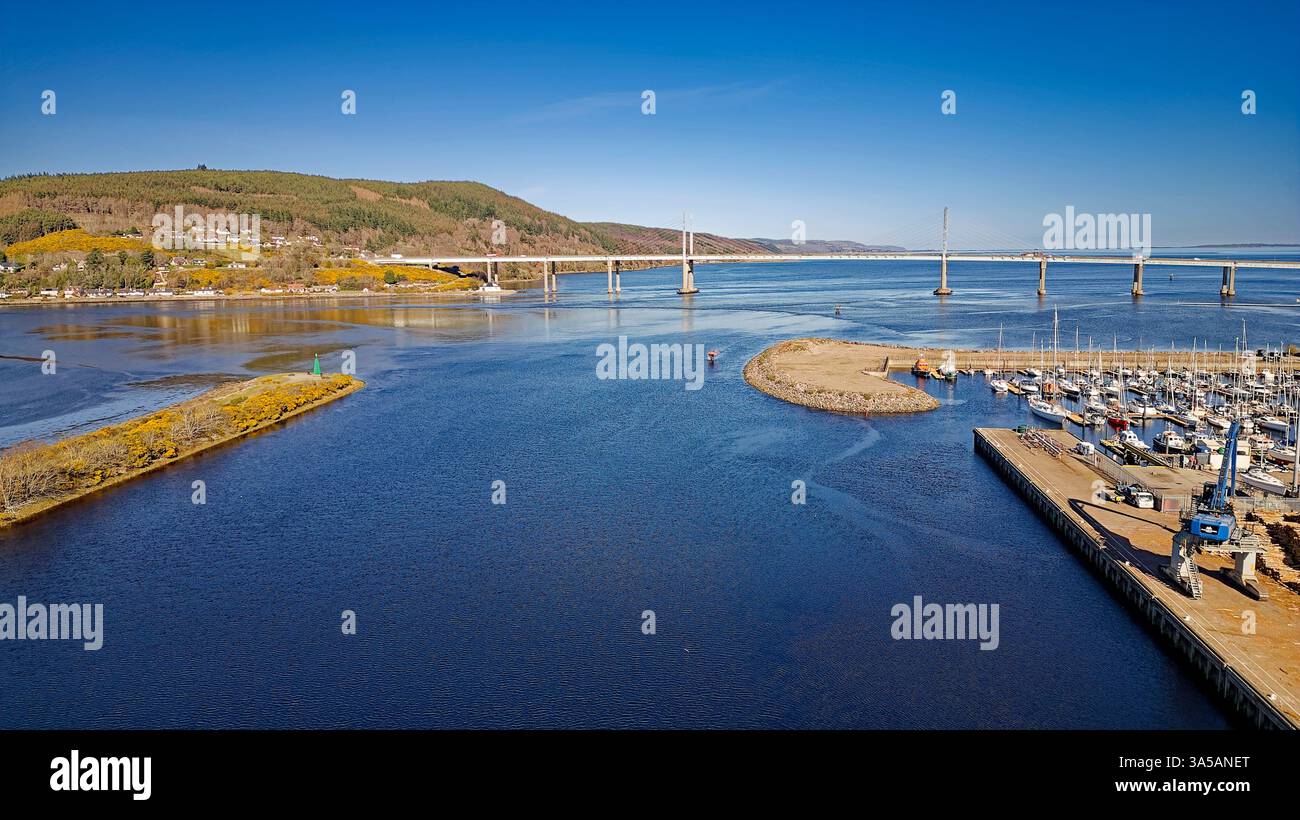 Inverness Écosse le pont routier Kessock A9 sur le Moray Firth avec la rivière Carnac point Ness et la marina de yacht Banque D'Images