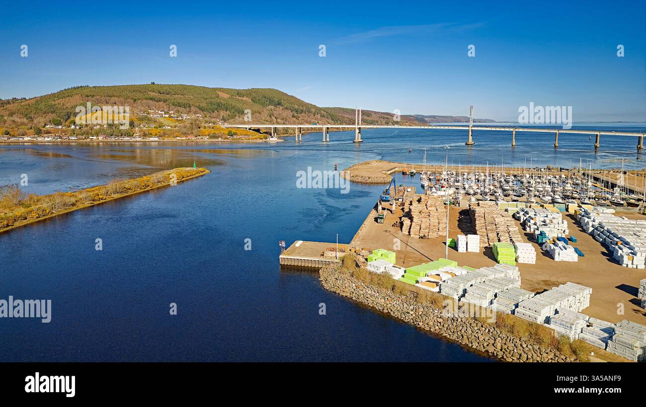 Inverness Écosse le pont de la route Kessock A9 sur le Moray Firth avec la zone portuaire de la rivière Ness, la cour à bois de travail et Carnac point Banque D'Images