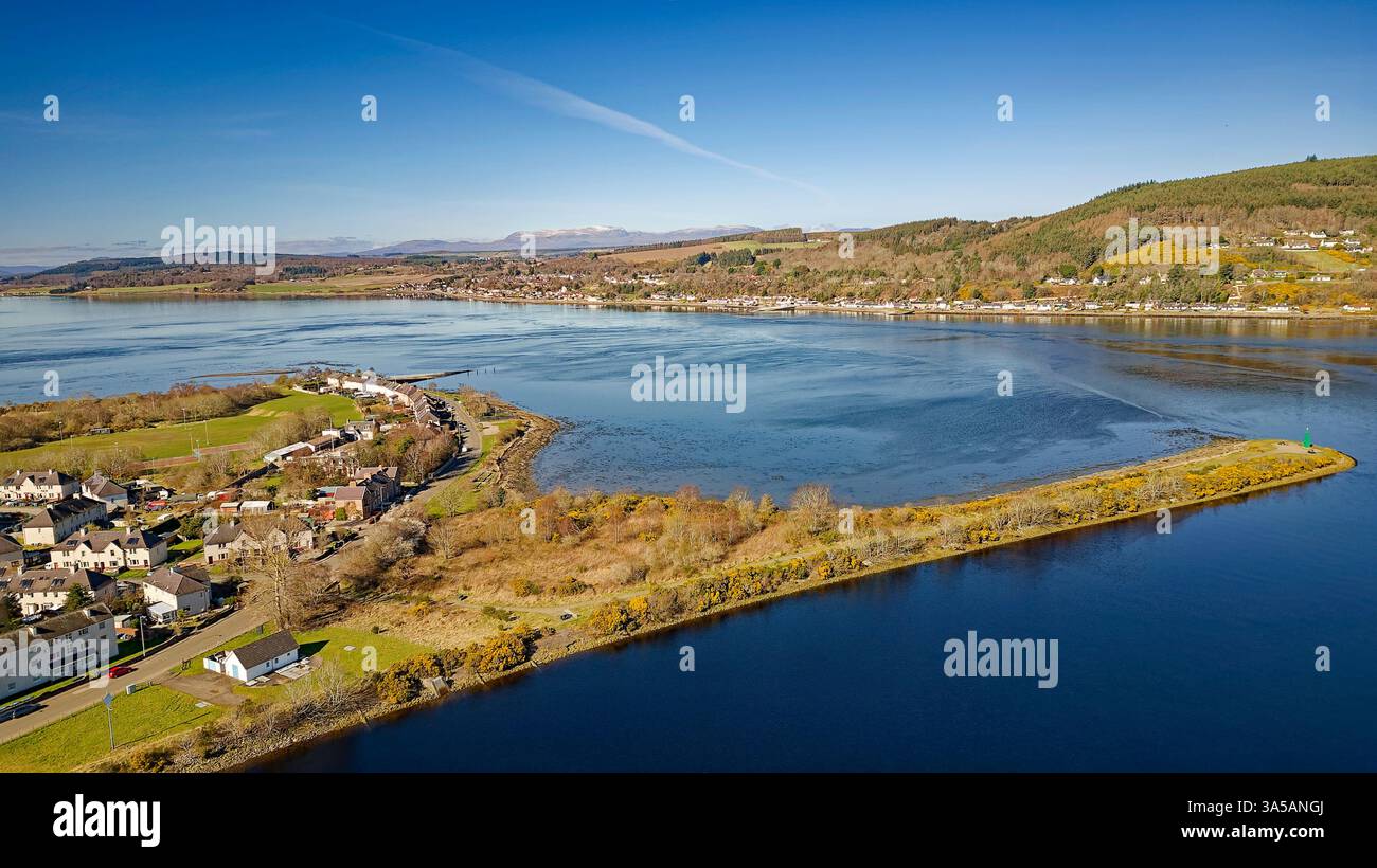 Inverness Scotland jaune gorse bornait Carnac point avec le phare vert North Kessock et Charlestown à travers le Beauly Firth Banque D'Images