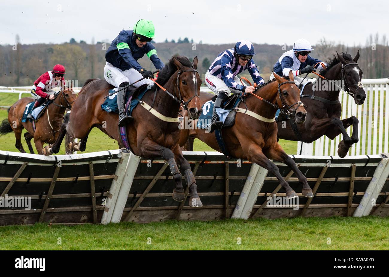 Newbury, Berkshire, Royaume-Uni, samedi 22 mars 2025 ; Kalium et le jockey Alan Johns remportent la meilleure cote garantie à la barrière handicap des novices de BetVictor pour l'entraîneur Tim Vaughan et les propriétaires Mr Paul Bowtell & Mr Jonathan Shinton. Crédit JTW Equine images / Alamy Live News. Banque D'Images