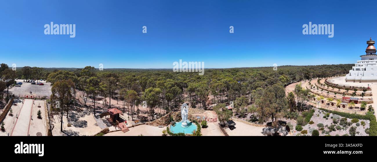 Vue panoramique sur le Grand Stupa de la compassion universelle est un monument bouddhiste près de Bendigo dans le centre de Victoria. Australie. Banque D'Images