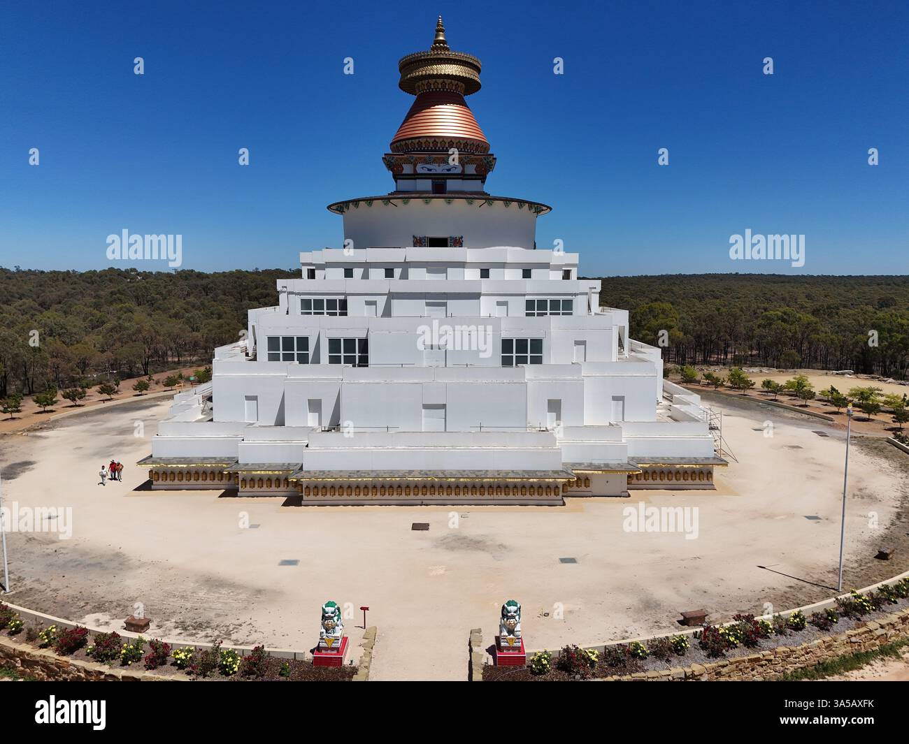 Vue aérienne du Grand Stupa de la compassion universelle est un monument bouddhiste près de Bendigo dans le centre de Victoria. Australie. Banque D'Images