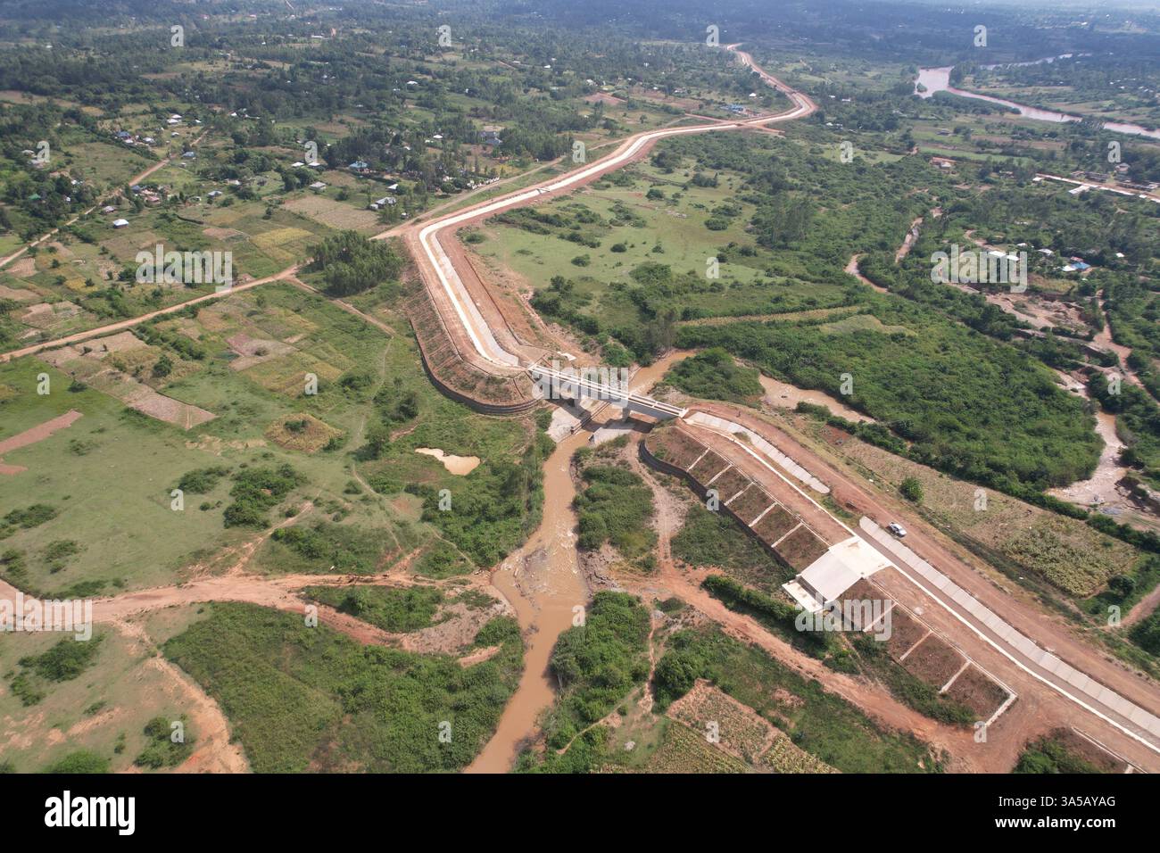 (250322) -- NAIROBI, 22 mars 2025 (Xinhua) -- Une photo de drone prise le 18 juillet 2023 montre une vue des plaines pré-récupération le long du lac Victoria dans le comté de Siaya, à l'ouest du Kenya. Construit par la société chinoise Sino Hydro Company Limited, le projet d'irrigation de Lower Nzoia est un projet national domicilié au Ministère de l'eau et de l'irrigation. Sa mise en œuvre a commencé en juin 2018, dans le but d'atténuer les inondations et d'augmenter la superficie des terres irriguées dans l'ouest du Kenya. L'un des principaux affluents qui se déversent dans le lac Victoria, le plus grand lac d'eau douce d'Afrique, la rivière Nzoia, qui a un Banque D'Images