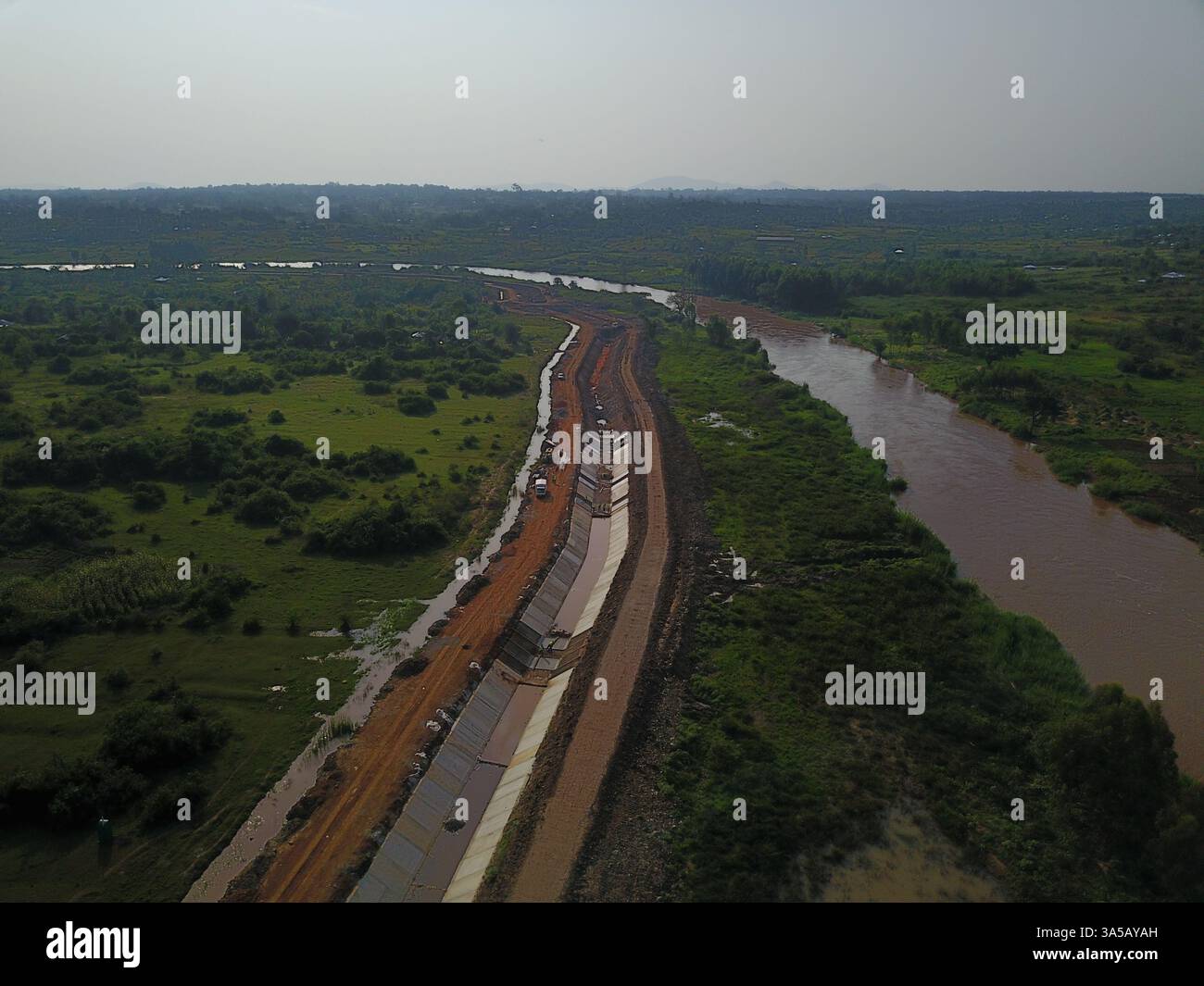 (250322) -- NAIROBI, 22 mars 2025 (Xinhua) -- une photo prise par un drone aérien le 23 juillet 2020 montre un chantier de construction du projet d'irrigation du Lower Nzoia dans le comté de Siaya, à l'ouest du Kenya. Construit par la société chinoise Sino Hydro Company Limited, le projet d'irrigation de Lower Nzoia est un projet national domicilié au Ministère de l'eau et de l'irrigation. Sa mise en œuvre a commencé en juin 2018, dans le but d'atténuer les inondations et d'augmenter la superficie des terres irriguées dans l'ouest du Kenya. L'un des principaux affluents qui se déversent dans le lac Victoria, le plus grand lac d'eau douce d'Afrique, la rivière Nzoia, wh Banque D'Images