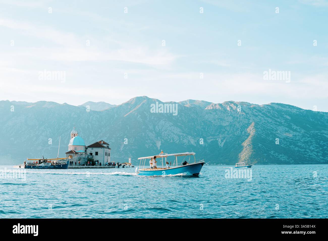 Monténégro, Kotor- 07 juillet 2024 : bateau à moteur longe la baie de Kotor depuis l'île de Gospa od Skrpjela. Monténégro Banque D'Images