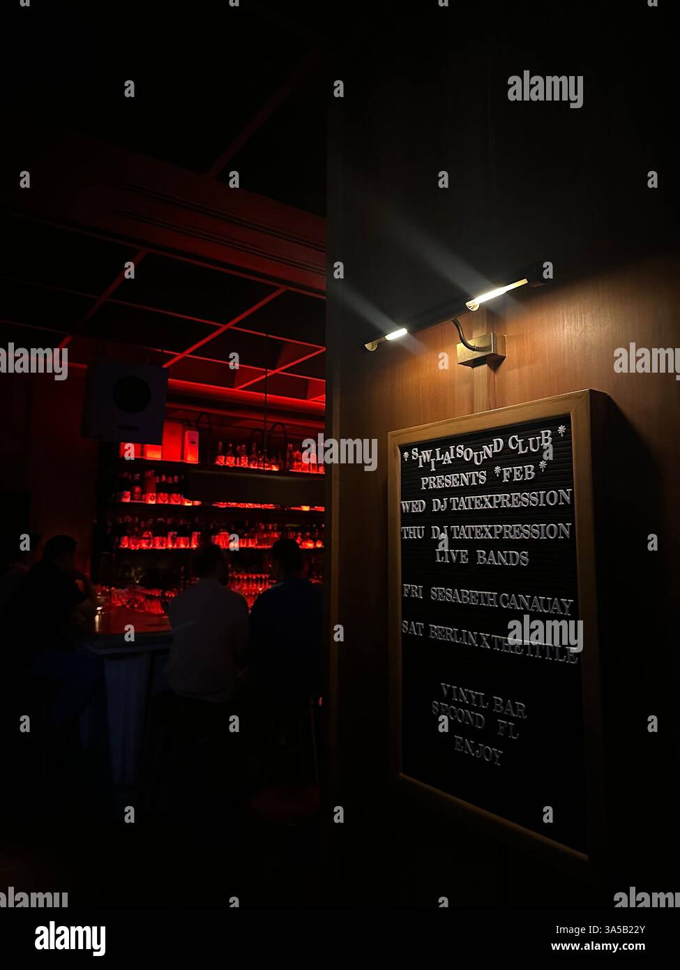 Entrée au Siwilai Sound Club à Bangkok, Thaïlande - un bar musical raffiné célébrant le son pur avec un éclairage rouge ambiant, des DJ sets live et une intim - Image de stock capturée avec un smartphone