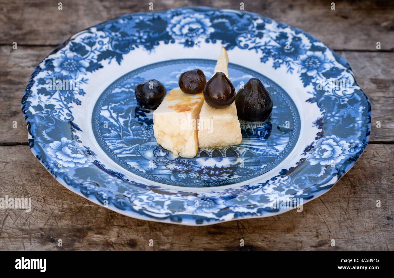 Délice sucré et salé – confiture de figues et fromage jaune Banque D'Images