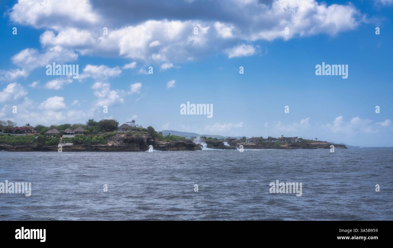 Une scène côtière sereine avec de douces vagues sur les rives sablonneuses et un ciel vibrant crée une atmosphère paisible, ce qui en fait l'évasion parfaite pour la détente, Banque D'Images