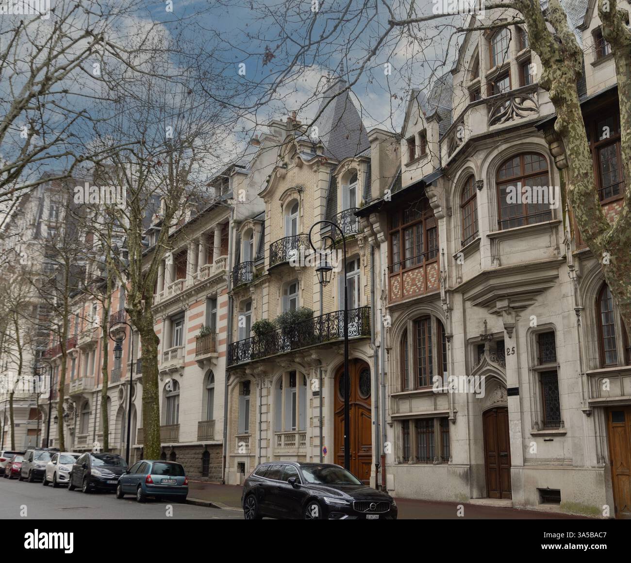Les maisons le long du boulevard de Russie, à Vichy, en France, témoignent de l'éclectisme architectural entre la fin du XIXe siècle et le début du XXe siècle. Banque D'Images
