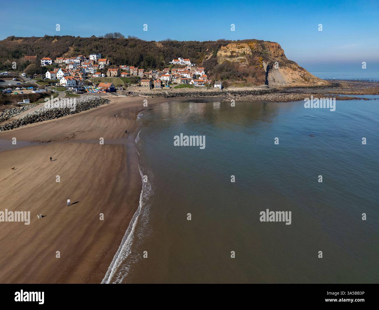 Vue aérienne de Runswick Bay à marée basse sur la côte du North Yorkshire, au nord-est de l'Angleterre. Banque D'Images