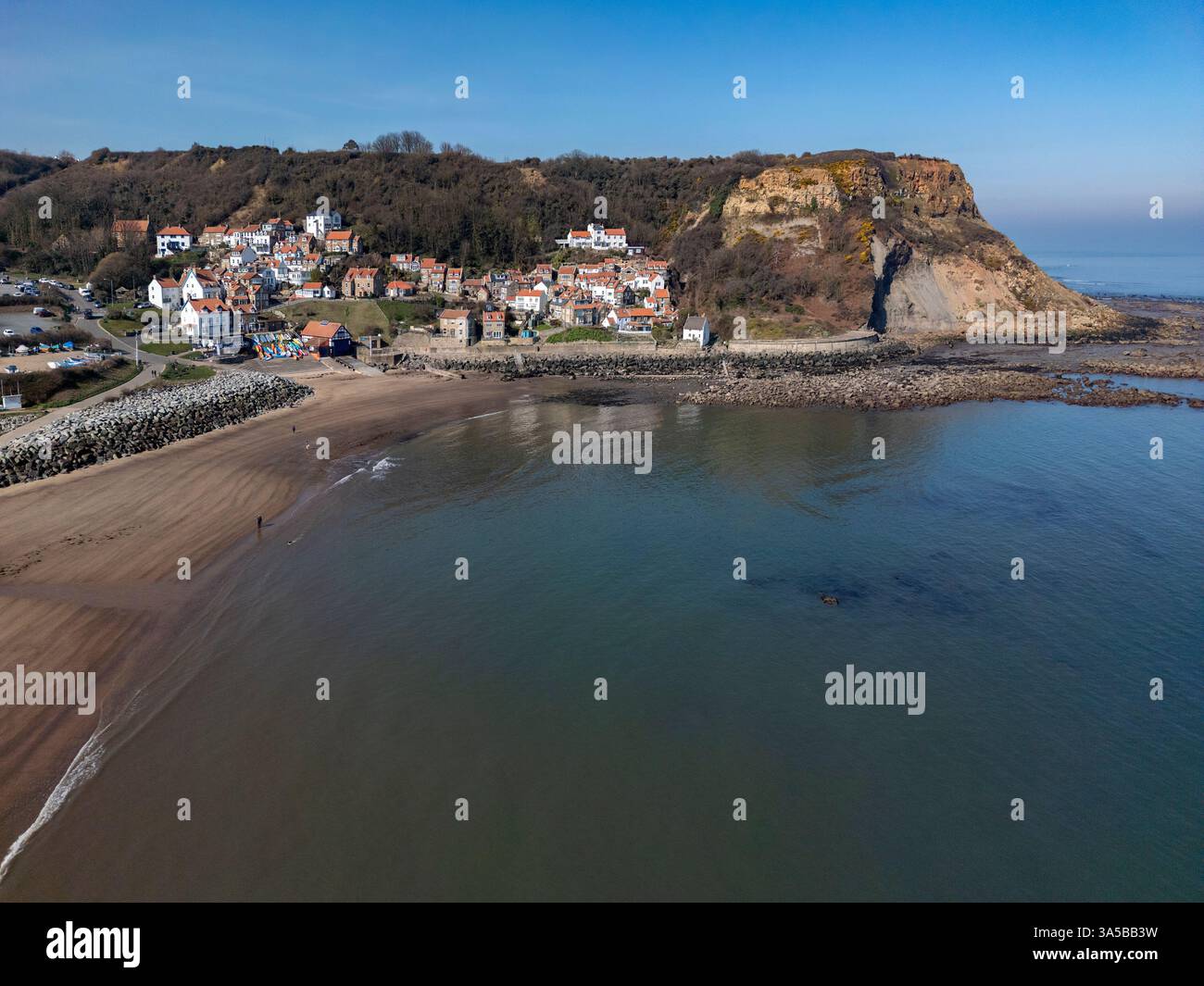 Vue aérienne de Runswick Bay à marée basse sur la côte du North Yorkshire, au nord-est de l'Angleterre. Banque D'Images