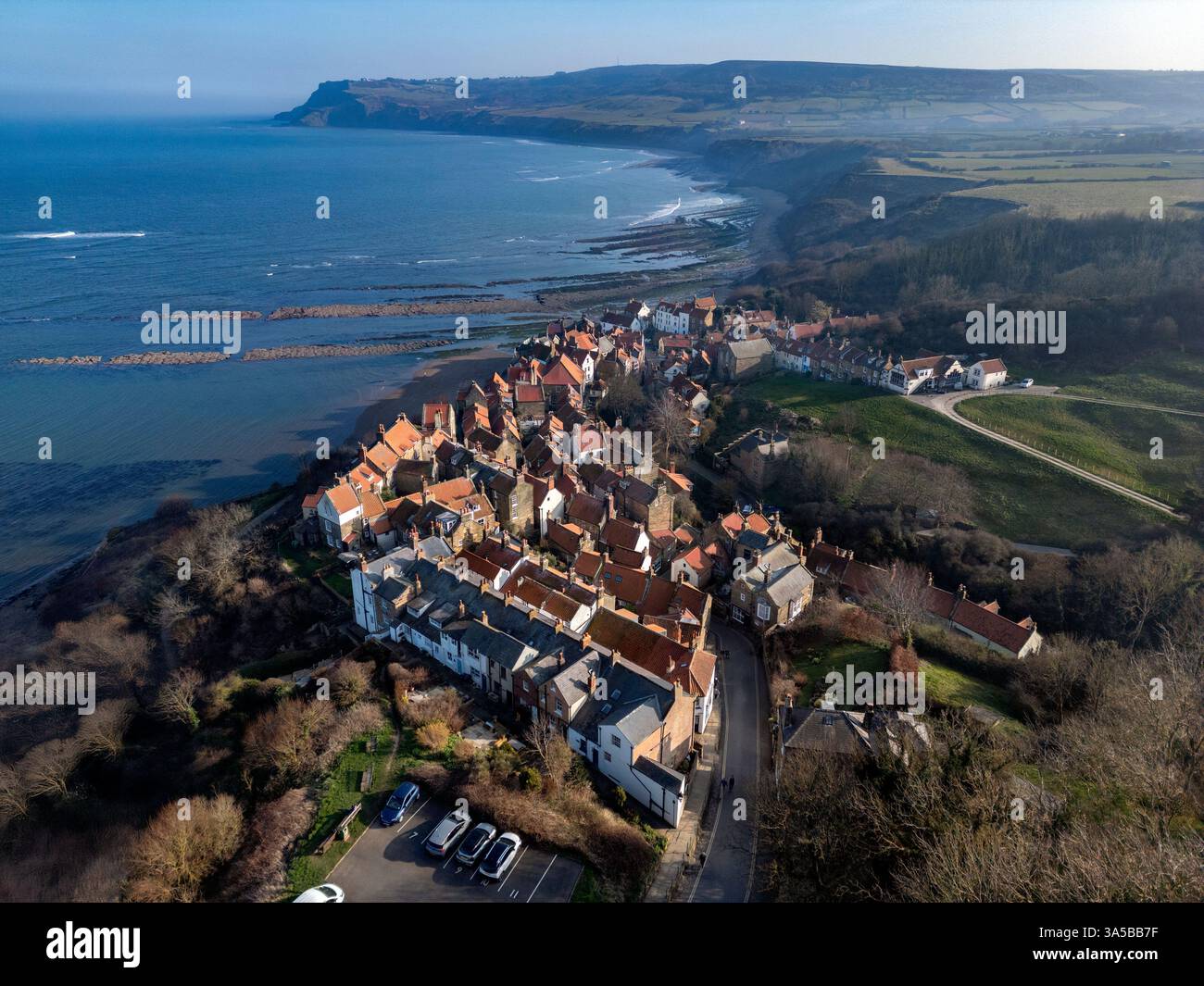 Vue aérienne de la petite ville côtière de Robin Hoods Bay dans le Yorkshire du Nord au nord-est de l'Angleterre. Banque D'Images