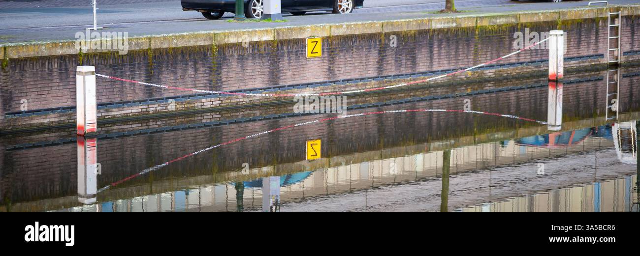 Exemple du concept mathématique d'une caténaire ou d'une chaîne suspendue en milieu urbain. Banque D'Images