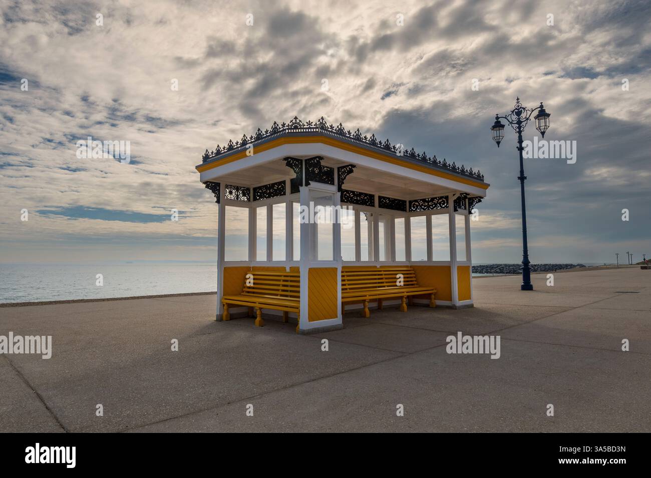 Pavillon d'abri victorien peint sur le front de mer de Southsea. Portsmouth, Hampshire. Banque D'Images